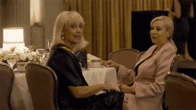Cougar Old Lady GIF - Cougar Old Lady Wave GIFs