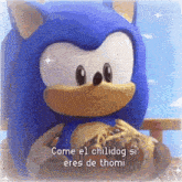a cartoon of sonic the hedgehog holding a hot dog with the words come el chilidog si eres de thomi