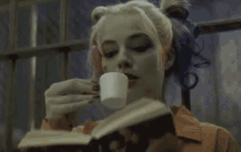 Harley Quinn Se Toma Un Café GIF - Cuentame Mas Libro Taza GIFs