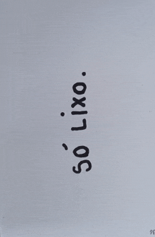 a white background with the words so lixo written in black