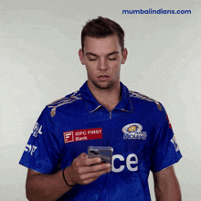 Messages Aara Hai Tristan Stubbs GIF - Messages Aara Hai Tristan Stubbs Mumbai Indians GIFs