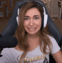 a woman wearing headphones and a shirt that says dinero