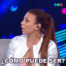 a woman with a microphone on her ear says " como puede ser " in spanish