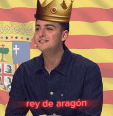 a man wearing a crown with the word rey de aragon on the bottom right