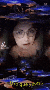 a woman wearing glasses says claro que yesss