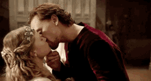 kiss sexy henry v tom hiddleston the hollow crown