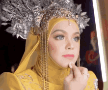 Siti Nurhaliza Siti Make Up GIF - Siti Nurhaliza Siti Make Up Crown GIFs