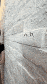 a white brick wall with the name jong orm written on it
