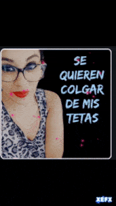 a picture of a woman with glasses and the words se quieren colgar de mis tetas below her