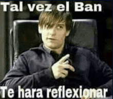 a man is sitting in a chair and pointing at something with the words tal vez el ban te hara reflexionar below him