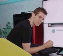 Linus Linus Tech Tips GIF - Linus Linus Tech Tips Middle Finger GIFs