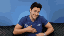 Dr Mike Sarahmcfadyen GIF - Dr Mike Sarahmcfadyen Rubbing Body GIFs