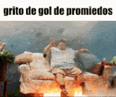 a man sitting on a couch with the words grito de gol de promisedos