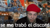 a man wearing a red beret with the words se me trabo el discord on the bottom