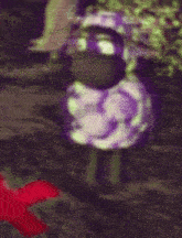 a blurry picture of a purple and green object with the letter e on it