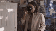 Taking A Look Callie Thomas GIF - Taking A Look Callie Thomas Stereoscope GIFs