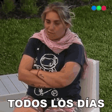 a woman with her arms crossed and the words todos los dias