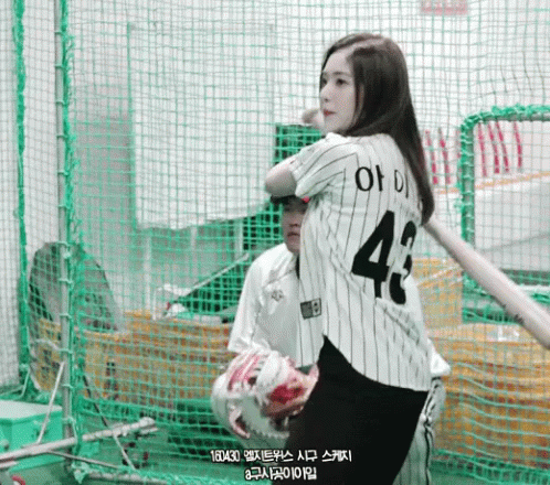 아이린 시타 스윙 야구 배트 타자 방망이 휘두르기 레드벨벳 GIF - Irene Bae Joohyun Batting GIFs