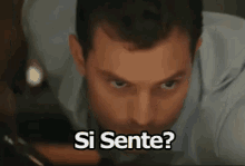 a close up of a man 's face with the words `` si sente ? '' written on it .
