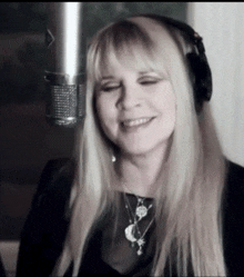 Stevie Nicks Laughing GIF - Stevie Nicks Laughing Headphone GIFs