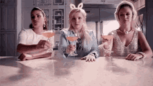 Chanels Cheers GIF - Chanels Cheers Scream Queens GIFs