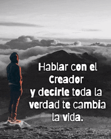 a man standing on top of a mountain with the words hablar con el creador y decirte toda la verdad te cambia la vida