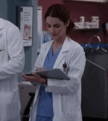 Greys Anatomy Jules Millin GIF - Greys Anatomy Jules Millin Ipad GIFs