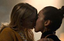 Karolina Dean Passionately Kissing GIF - Karolina Dean Passionately Kissing Nico Minoru GIFs