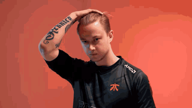 Rekkles chào năm mới 2023 bằng 'bộ cánh kín thân' chất chơi người dơi | ONE  Esports Vietnam