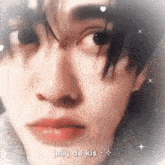 a close up of a person 's face with the words `` jelly de kis '' written next to it .