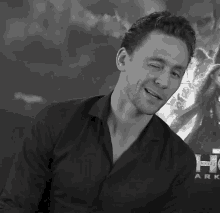 Tom Hiddleston Wink GIF - Tom Hiddleston Wink Winking GIFs