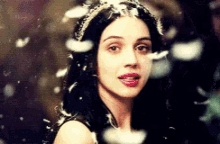 Queen Mary Raining Feathers GIF - Queen Mary Raining Feathers Reign GIFs