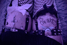 a person with a tattoo on their leg that says tkendum