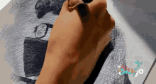 a close up of a person 's hand holding a pen with the word dibujo in the corner