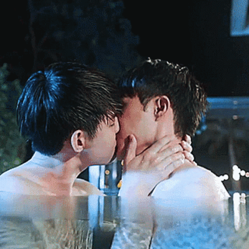tumblr couples kissing underwater