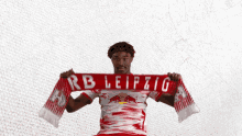 Flexing My Scarf Mohamed Simakan GIF - Flexing My Scarf Mohamed Simakan Rb Leipzig GIFs