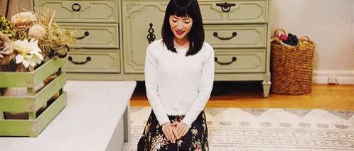 Marie Kondo Tidying Up GIF - Marie Kondo Tidying Up Om - Discover & Share  GIFs