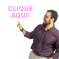 a man in a purple shirt is pointing to the word clique aqui
