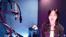 a woman is standing in front of a microphone that says rode