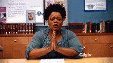Oremos Em Prol Do Seu Fígado GIF - Shirley Praying Liver GIFs