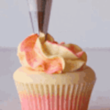 Cupcake Icing GIF - Cupcake Icing Frosting GIFs