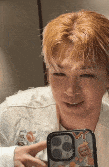 a young man taking a picture of himself with a case mate phone case