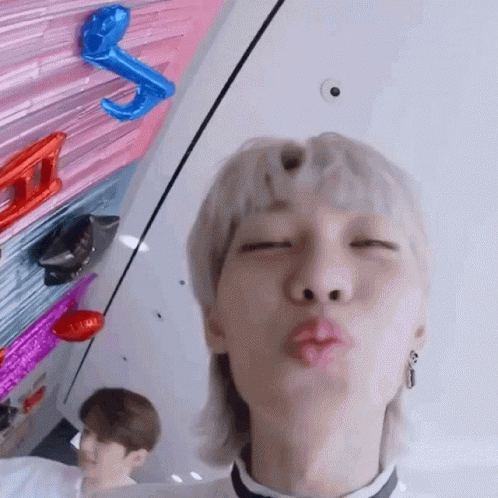 Pianistchenle Stray Kids Skz Felix Lee Yongbok Kiss GIF - Pianistchenle Stray Kids Skz Felix Lee Yongbok Kiss GIFs