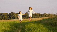 Meadow Mother And Daughter GIF - Meadow Mother And Daughter Running GIFs