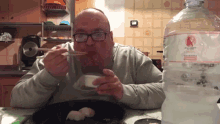 You Tubo Anche Io Eating GIF - You Tubo Anche Io Eating Kitchen GIFs