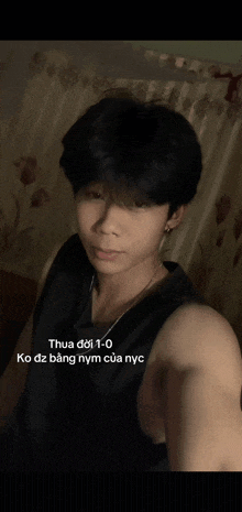 a young man taking a selfie with the words thua doi 1-0 ko dz bang nym của nyc