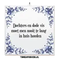 a blue and white tile with the words dochters en dode vis moet men nooit te lang in huis houden on it