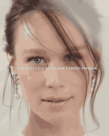 a close up of a woman 's face with the words " e toda historia pode ser transformada " below her