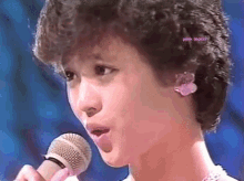 若い松田聖子がチェリーブラッサムを歌う GIF - Matsuda Seiko Showa GIFs
