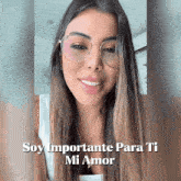 a woman wearing glasses and a white tank top says " soy importante para ti mi amor "